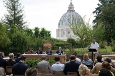 Coletiva de imprensa nos jardins Vaticanos de apresentação da "Laudate Deum" (VATICAN MEDIA Divisione Foto)