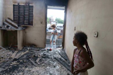 Incêndio na comunidade Campala, também conhecida como Chaparral, ao lado da comunidade Pau Queimado, na Penha, zona leste de São Paulo. Foto: Rovena Rosa/Agência Brasil