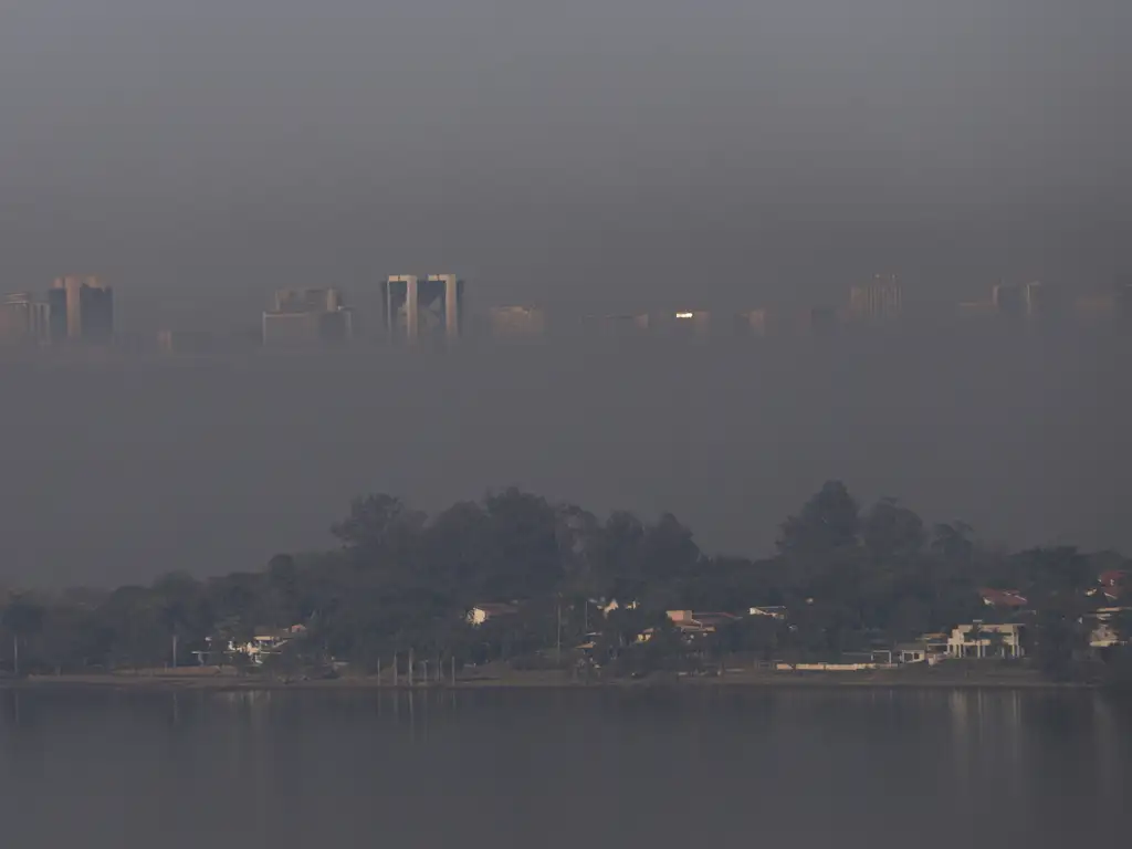 Brasília (DF) 16/09/2024 - Vista de prédios encoberto por fumaça devido ao incêndio de grandes proporções que destrói a vegetação e ameaça a fauna do Parque Nacional de Brasília Foto: Joédson Alves/Agência Brasil