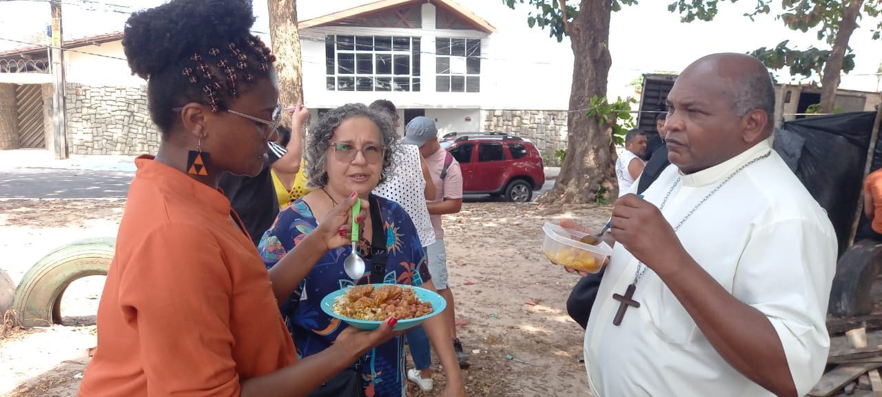 Em visita ao acampamento no INCRA, Dom José Valdeci, bispo de Brejo (MA) e presidente da Cepast-CNBB, dialoga com lideranças quilombolas.