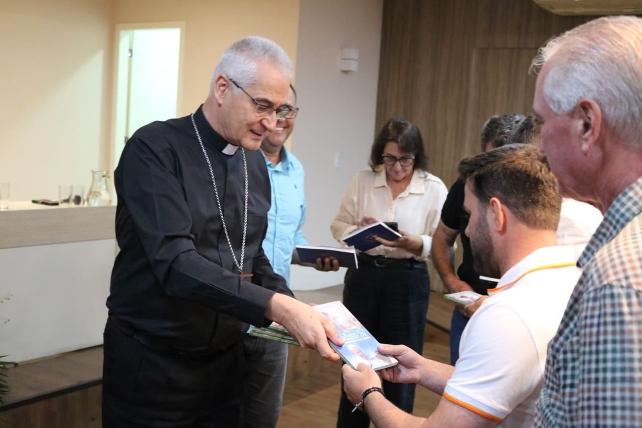 Dom Lauro entrega a cada líder municipal uma cópia da Encíclica "Laudato Si’" | Foto: Arquivo Diocese de Colatina
